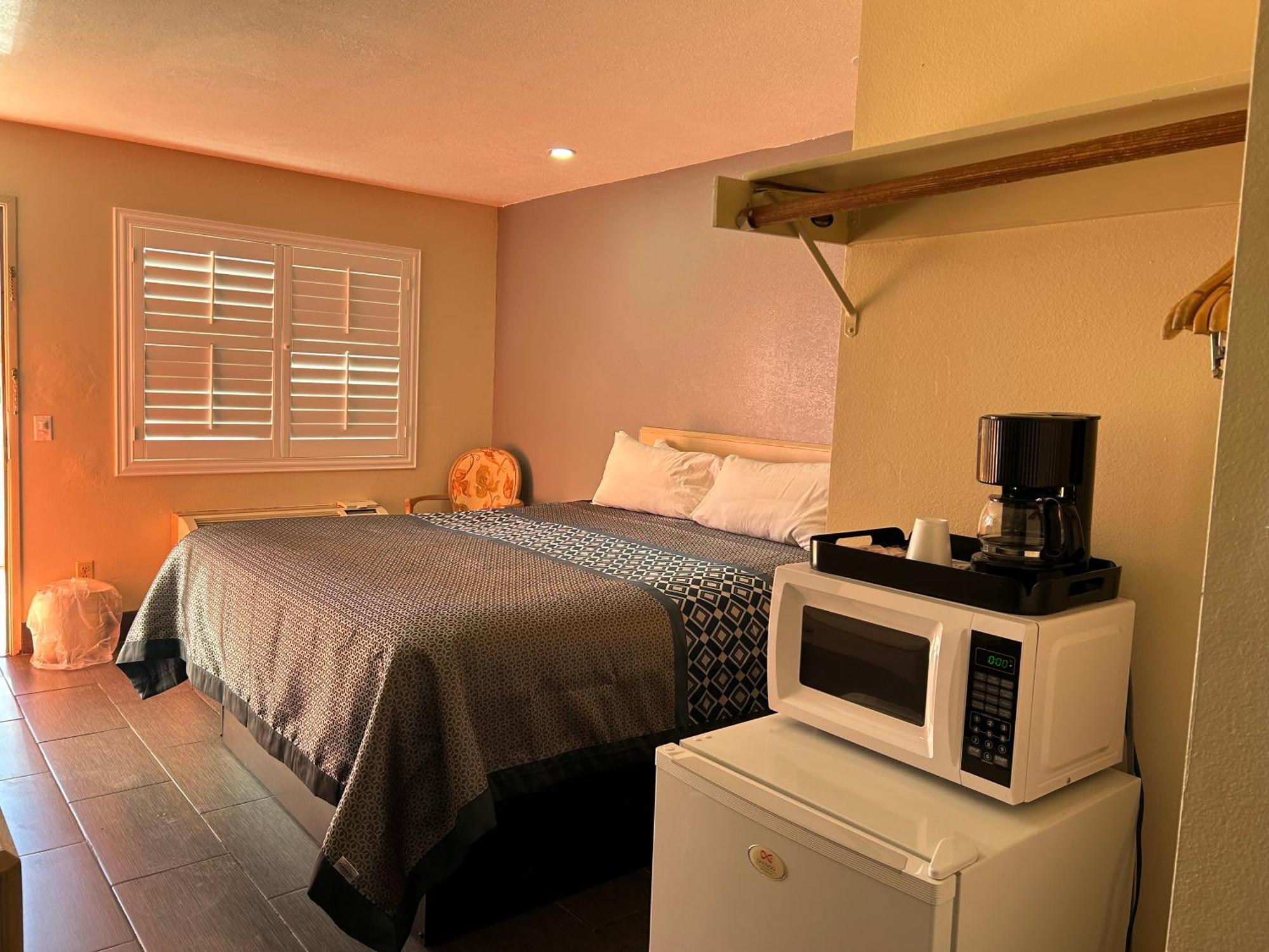California Inn Hotel And Suites Adelanto Us 395 외부 사진