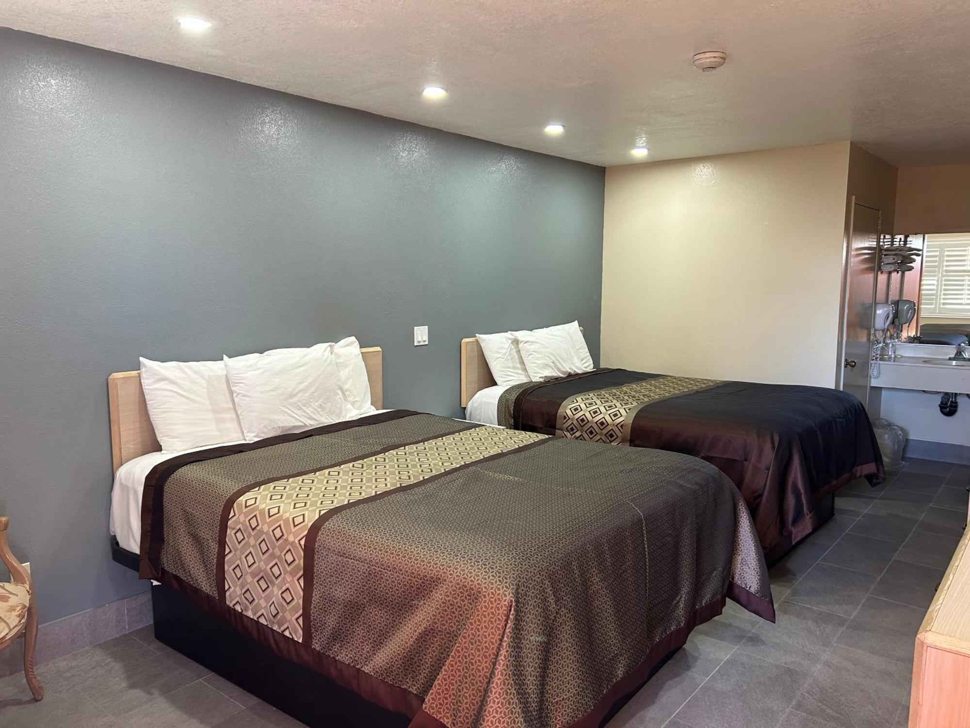 California Inn Hotel And Suites Adelanto Us 395 외부 사진
