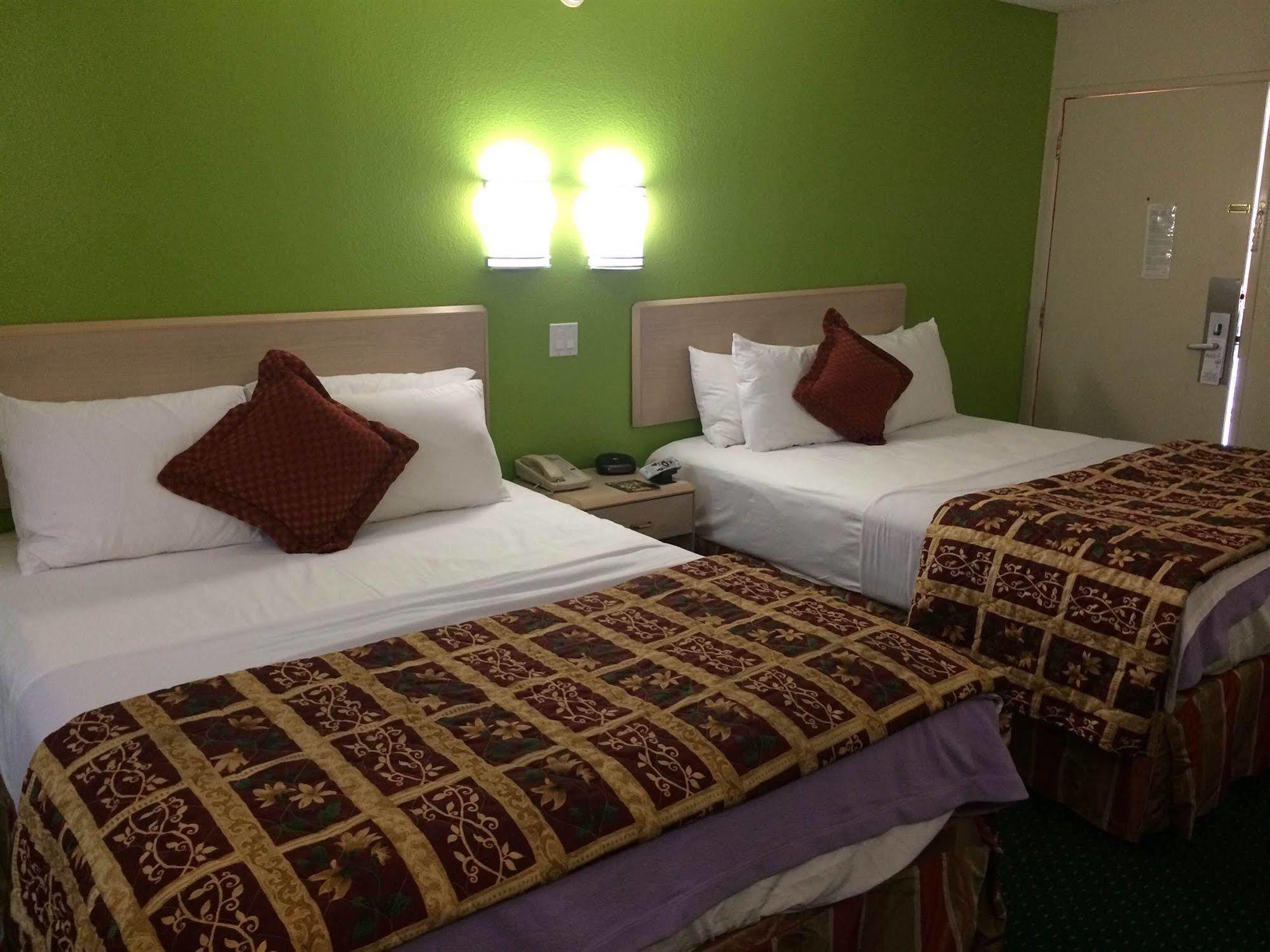 California Inn Hotel And Suites Adelanto Us 395 외부 사진